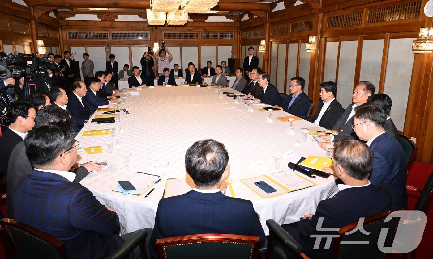 한덕수 국무총리가 16일 서울 종로구 삼청동 국무총리공관에서 열린 제18차 고위당정협의회에서 모두발언을 하고 있다. &#40;공동취재&#41; 2024.6.16/뉴스1 ⓒ News1 김성진 기자