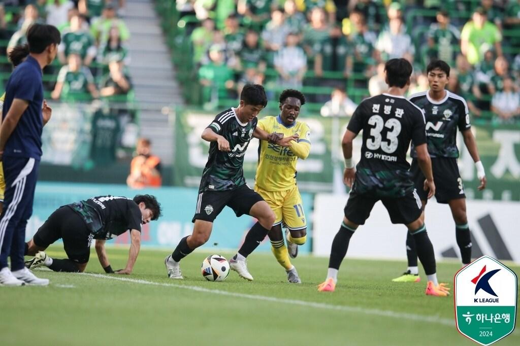 전북과 인천이 2-2로 비겼다.&#40;한국프로축구연맹 제공&#41;