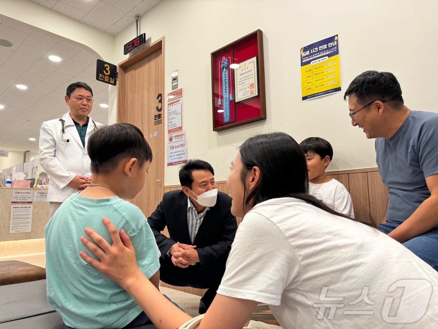  연세 곰돌이 소아과 의원을 방문한 오세훈 서울시장 &#40;오세훈 시장 페이스북 갈무리&#41;