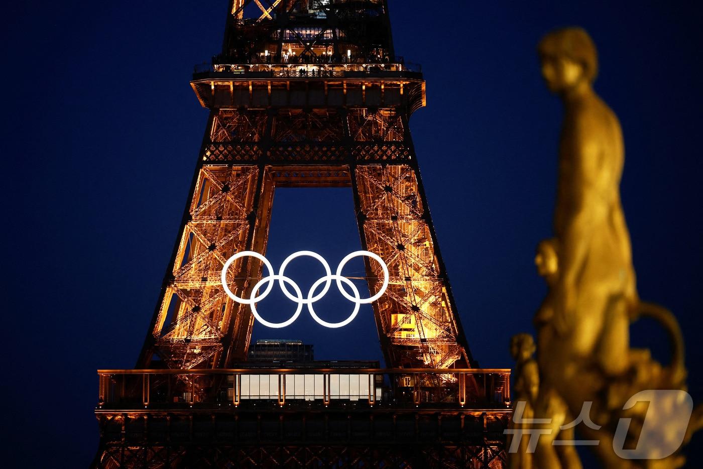 9일&#40;현지시간&#41; 프랑스 파리 에펠탑 1층에 올림픽을 상징하는 오륜 조명이 빛나고 있다. 2024.06.09/ ⓒ 로이터=뉴스1 ⓒ News1 권진영 기자