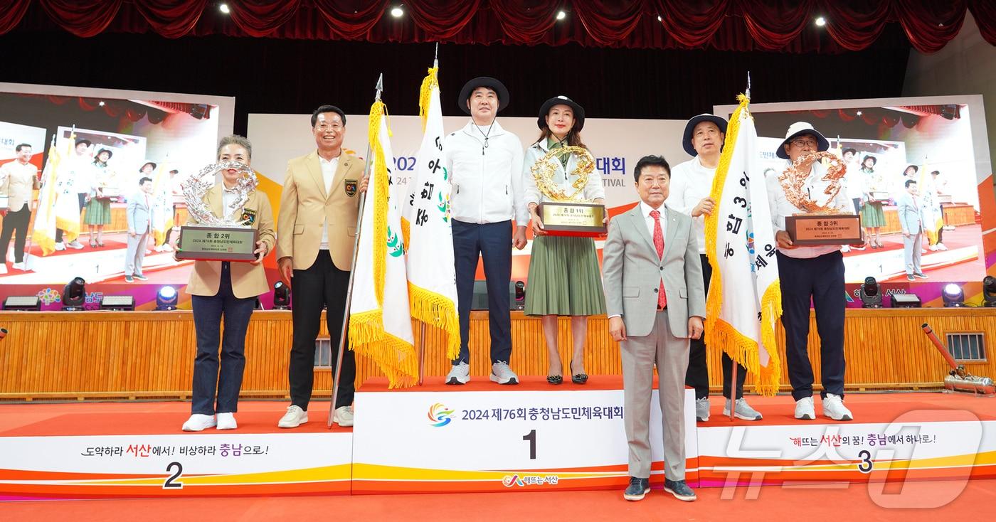 지난 16일 서산시민체육관에서 열린 제76회 충남도민체육대회 폐회식에서 1위 천안시, 2위 서산시, 3위 당진시 선수단 대표가 시상대에 올라 기념촬영을 하고 있다. &#40;서산시 제공&#41; /뉴스1