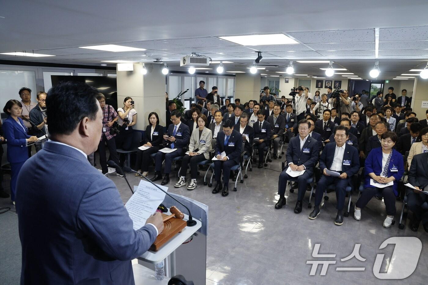 이재명 더불어민주당 대표가 17일 오전 서울 여의도 당사에서 열린 중앙위원회의에서 어기구 중앙위 의장 인사말을 경청하고 있다. 민주당은 이날 &#39;대선 1년 전 당대표직 사퇴&#39; 규정에 예외를 두는 당헌 개정을 추진한다. 2024.6.17/뉴스1 ⓒ News1 안은나 기자