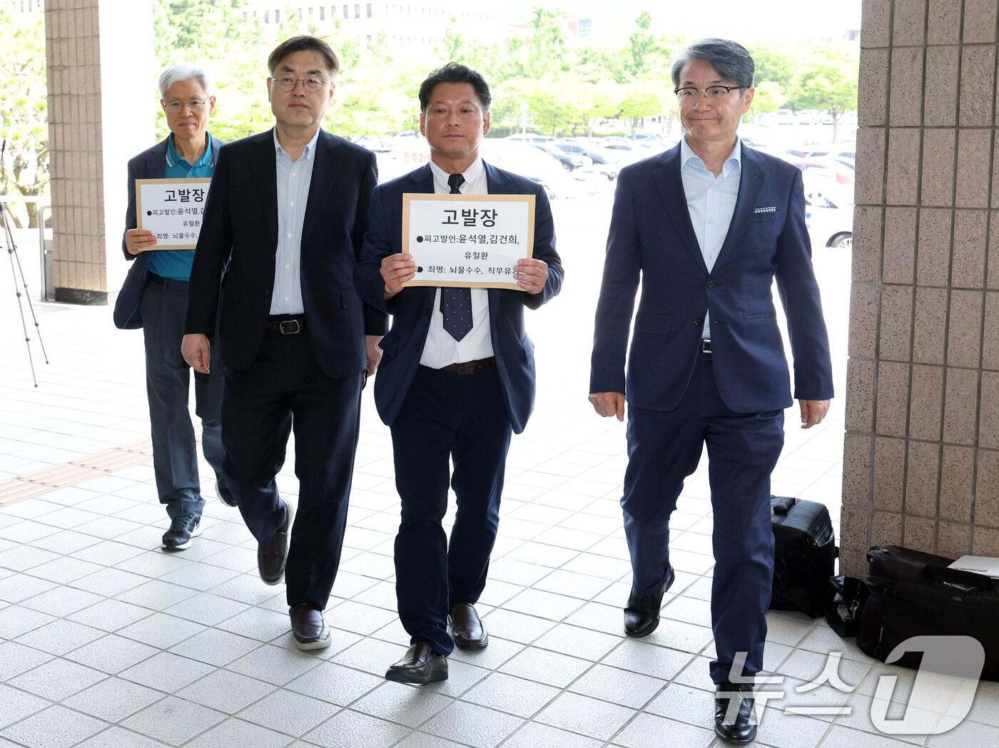 김한메 사법정의바로세우기시민행동&#40;이하 사세행&#41; 대표와 최재영 목사 등이 17일 오전 경기도 과천시 정부과천청사 고위공직자범죄수사처로 윤석열 대통령 내외를 샤넬 화장품 세트와 디올 명품백 수수 관련 뇌물수수 및 김영란법 위반, 유철환 국민권익위원장을 직무유기 등으로 고발하기 위해 민원실로 향하고 있다. 사세행은 공무원과 경제 공동체인 배우자가 받은 뇌물은 공무원 본인 범죄에 해당한다며, 뇌물성 명품백 등을 수수하고도 이를 돌려주지 않은 윤 대통령과 영부인 김건희 여사를 뇌물수수 및 부정청탁금지법 위반 혐의로 고발한다고 밝혔다. 한편 이날 고발은 사세행 단독으로 진행됐다. 2024.6.17/뉴스1 ⓒ News1 박정호 기자