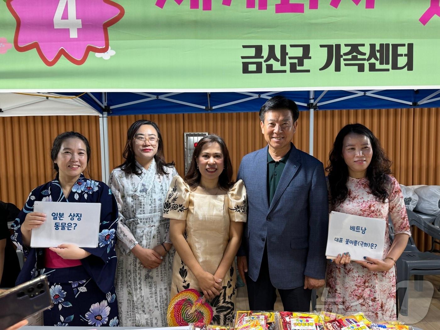  박범인 군수&#40;오른쪽 두번째&#41;가 금산군 2024년 세계문화 어울림 축제에 참석해 참가자들과 기념사진을 찍고 있다.&#40;금산군 제공&#41; /뉴스1