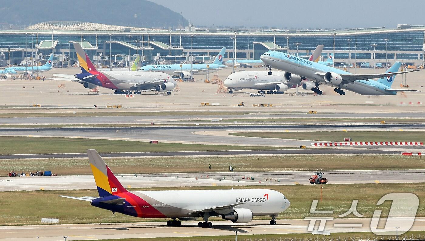  인천국제공항 활주로에서 이륙하는 대한항공 여객기. 2024.6.17/뉴스1 ⓒ News1 김진환 기자