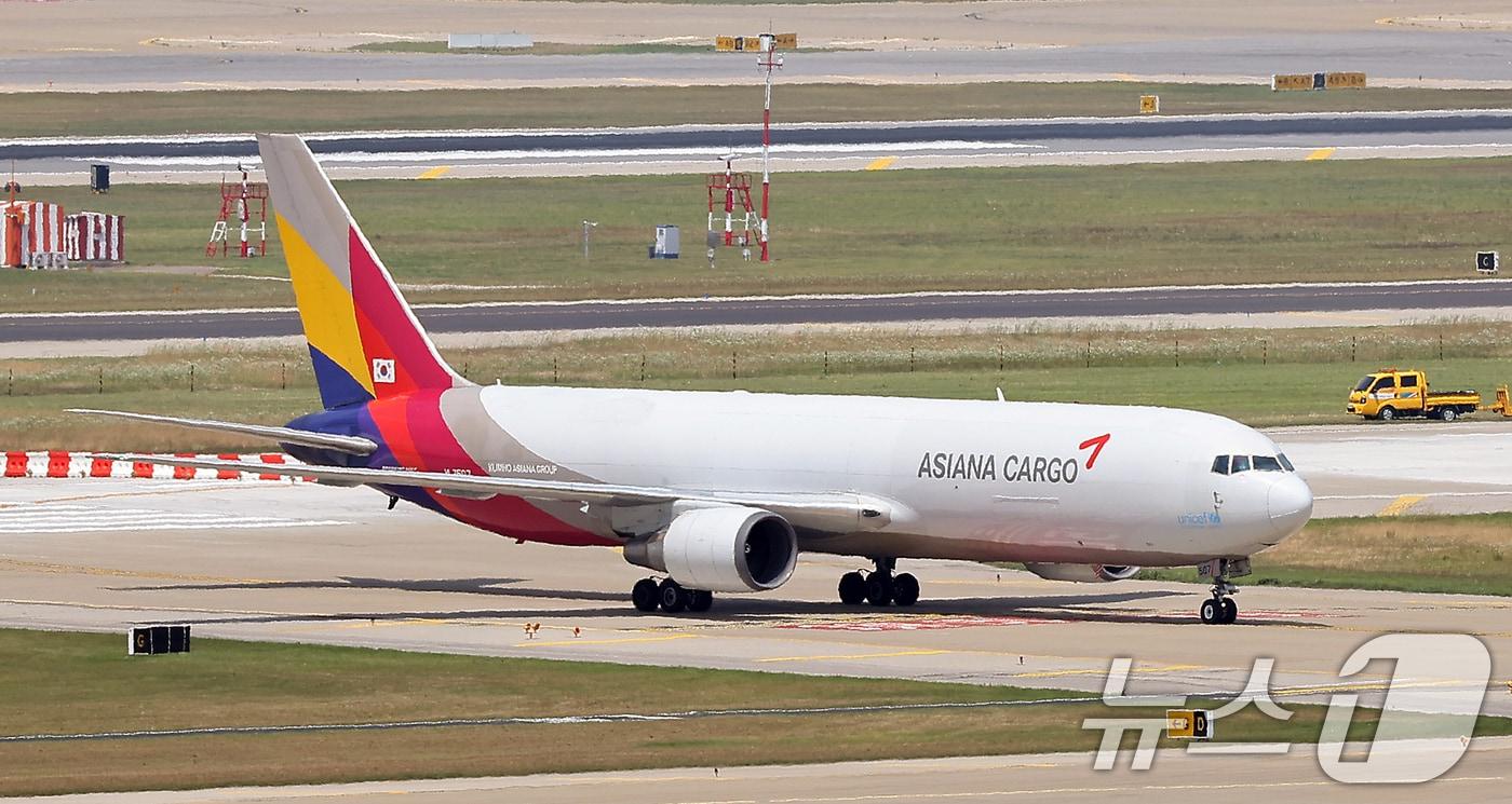 인천국제공항 활주로에서 이동하는 아시아나항공 화물기. 2024.6.17/뉴스1 ⓒ News1 김진환 기자