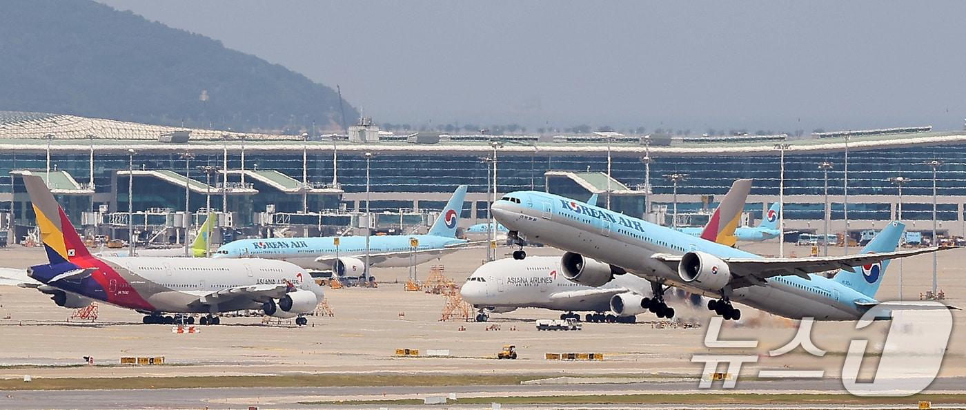 인천국제공항 활주로에서 이륙하는 대한항공 여객기. 2024.6.17/뉴스1 ⓒ News1 김진환 기자