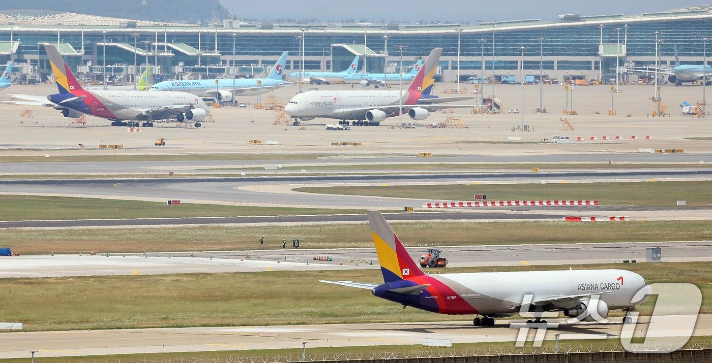  인천국제공항 활주로에서 이동하는 아시아나항공 화물기. 2024.6.17/뉴스1 ⓒ News1 김진환 기자