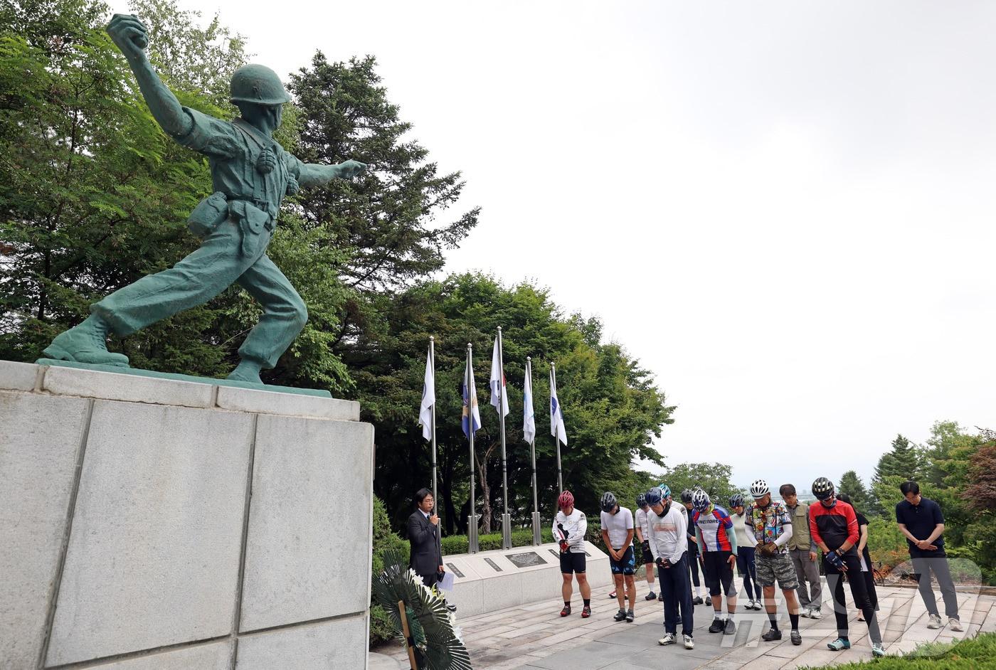 유인촌 장관이 강원도 춘천시 춘천지구 전적비를 참배하는 모습.. 문체부 제공.