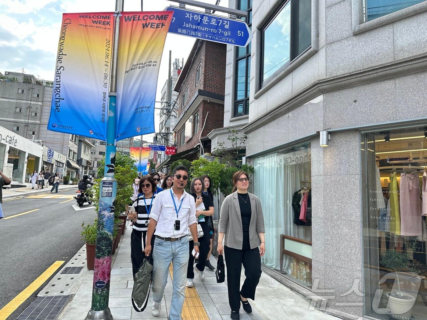 내외국인 관광객 20여 명과 청와대 권역인 서촌 골목길을 둘러보고 있는 장미란 문화체육관광부 제2차관ⓒ News1 윤슬빈 기자