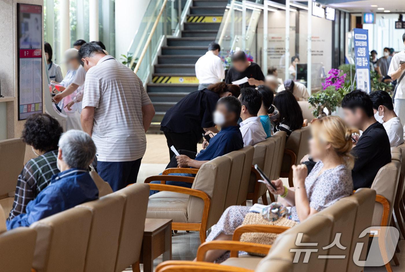 6월17일 오후 서울 소재의 2차 종합병원을 찾은 환자와 보호자들이 수납 순서를 기다리고 있다. . 2024.6.17/뉴스1 ⓒ News1 이재명 기자