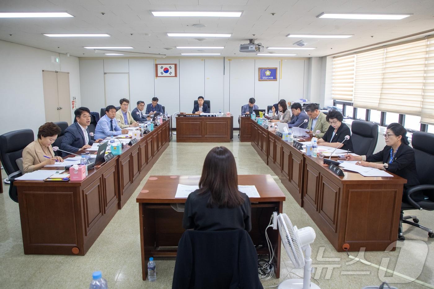 군산시의회 행정복지위원회가 군산시에서 상정한 제1회 추경 예산 심사를 진행하고 있다.&#40;군산시의회 제공&#41; 2024.6.18/뉴스1