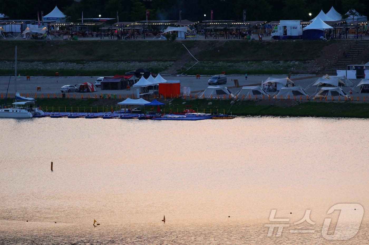 지난 17일 강원 인제군 남면 빙어호 일원에서 열린 &#39;제1회 인제 캠프LAKE 페스티벌’ 주변에 붉은 노을이 지고 있다. &#40;인제군 제공&#41; 2024.6.18./뉴스1 