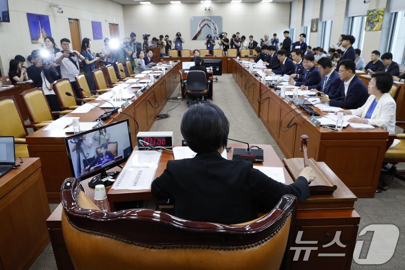 18일 오전 서울 여의도 국회에서 열린 과학기술정보방송통신위원회 3차 전체회의에서 국민의힘 의원석이 비어있는 가운데 최민희 위원장이 의사봉을 두드리고 있다. 2024.6.18/뉴스1 ⓒ News1 안은나 기자