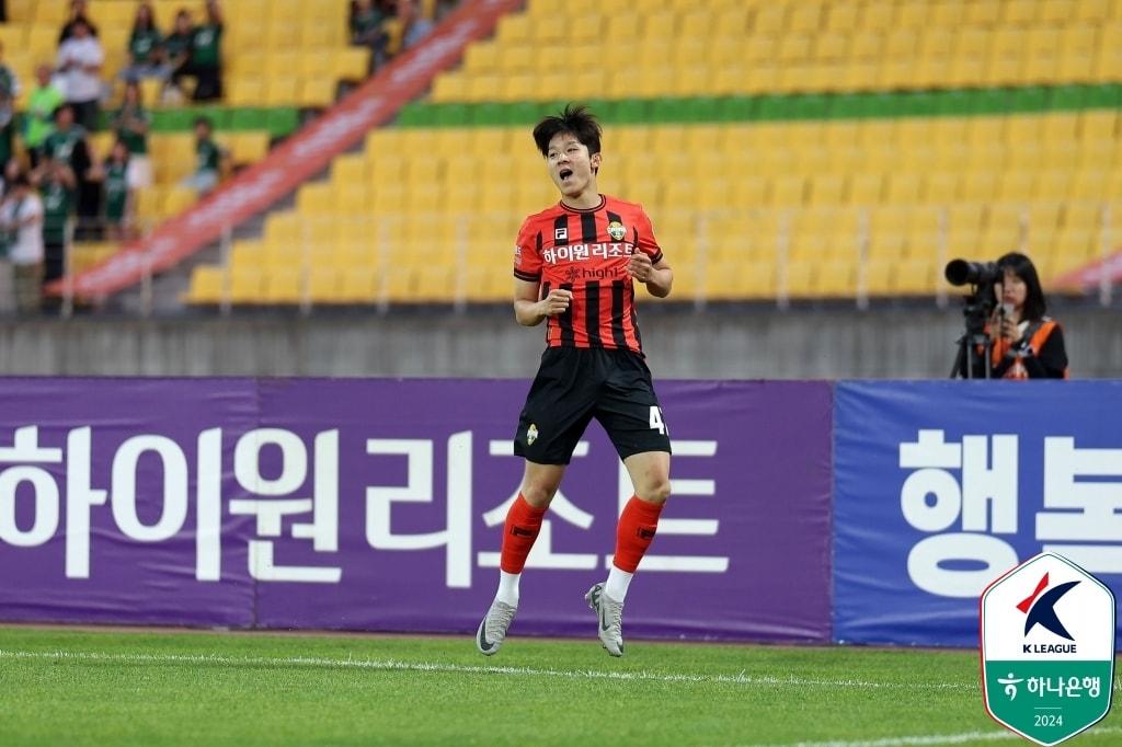 강원FC와 프로 계약을 체결한 양민혁. &#40;한국프로축구연맹 제공&#41;