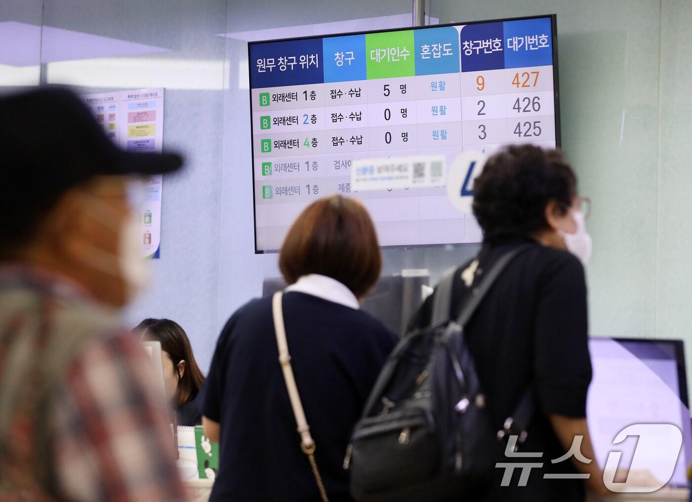 18일 오전 부산 서구 부산대병원 외래센터에서 환자들이 진료를 접수하고 있다. 2024.6.18/뉴스1 ⓒ News1 윤일지 기자