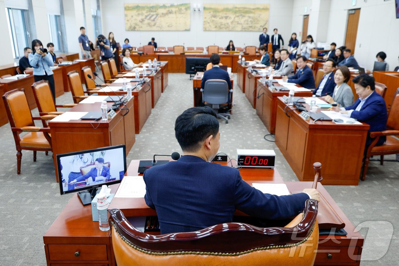 김영호 국회 교육위원장이 18일 오전 서울 여의도 국회에서 열린 교육위원회 1차 전체회의에서 국민의힘 의원들 불참 속에 간사 선임을 의결하고 있다. 2024.6.18/뉴스1 ⓒ News1 안은나 기자