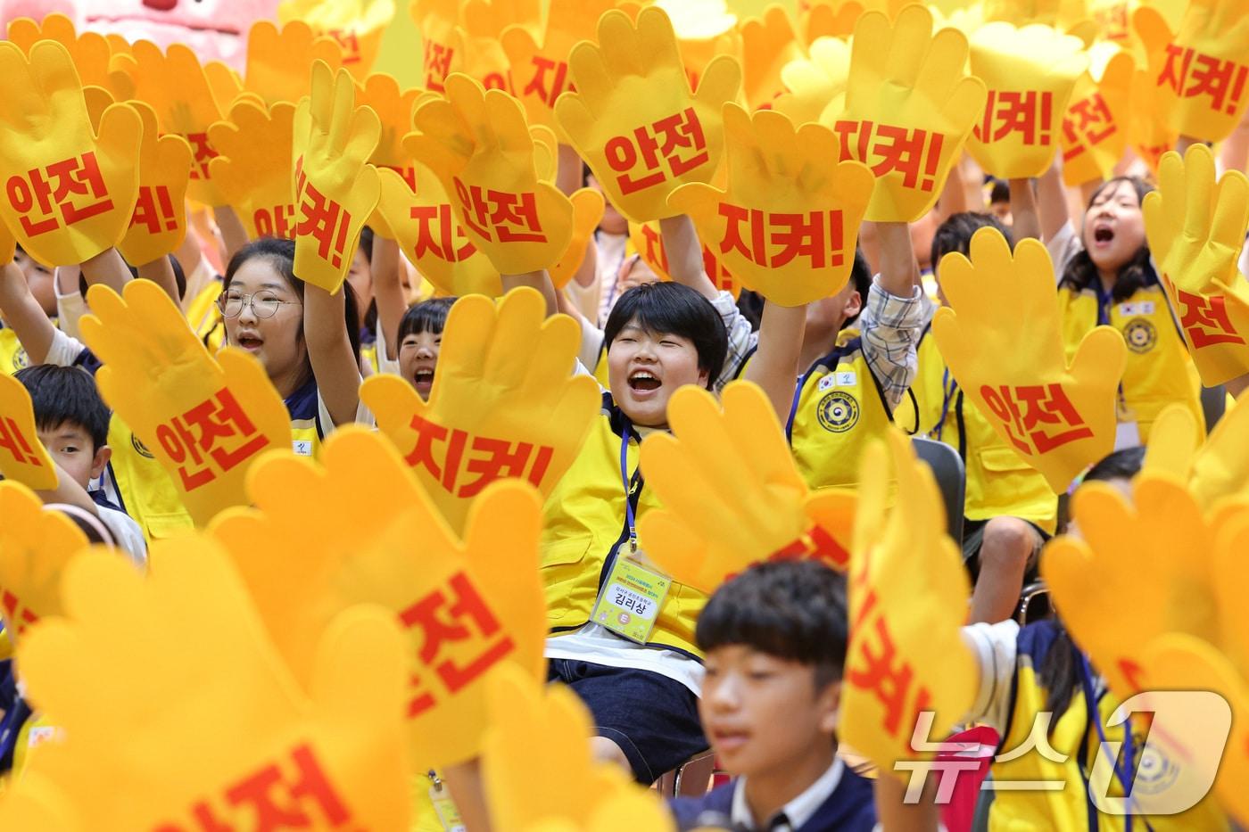 서울시 어린이 안전히어로즈 대원들이 18일 오전 서울시청에서 열린 어린이 안전히어로즈 발대식에서 안전 실천 다짐 퍼포먼스를 하고 있다. 2024.6.18/뉴스1 ⓒ News1 신웅수 기자