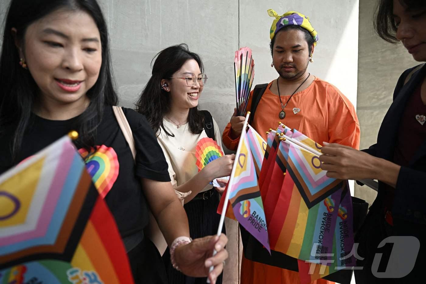 동성결혼 법제화에 관한 상원의 최종 투표를 앞두고 18일&#40;현지시간&#41; 성소수자&#40;LGBTQ+&#41;들이 국회 밖에서 무지개 깃발을 들고 있다. 태국 국회의원들은 이날 동성결혼 합법화 투표를 하기 위해 모였다. 만일 통과된다면 태국은 동남아시아에서 처음으로 혼인 평등을 인정하는 국가가 된다. 2024.06.18. ⓒ AFP=뉴스1 ⓒ News1 김민재 기자