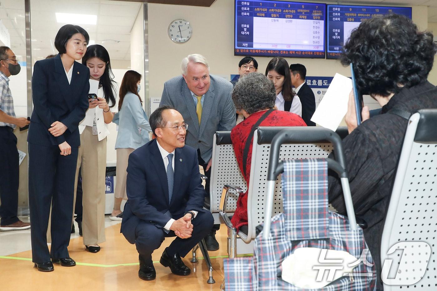 추경호 국민의힘 원내대표와 인요한 의료개혁특위 위원장이 18일 오전 서울 동작구 보라매병원을 방문해 환자들과 대화하고 있다. &#40;국민의힘 제공&#41; 2024.6.18/뉴스1 ⓒ News1 안은나 기자