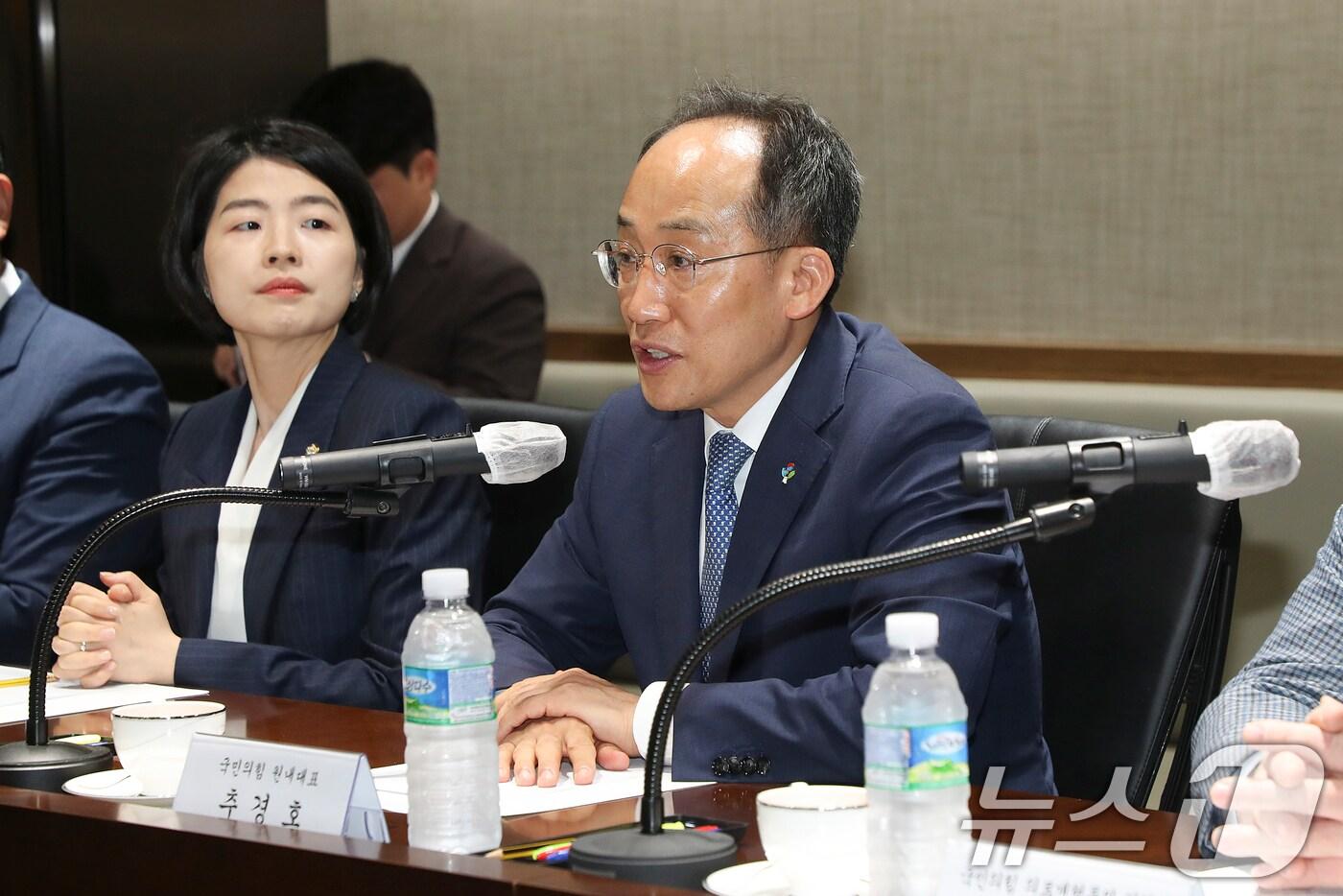 추경호 국민의힘 원내대표와 인요한 의료개혁특위 위원장이 18일 오전 서울 동작구 보라매병원을 찾아 이재협 병원장을 비롯한 의료진과 면담하고 있다. &#40;국민의힘 제공&#41; 2024.6.18/뉴스1 ⓒ News1 안은나 기자