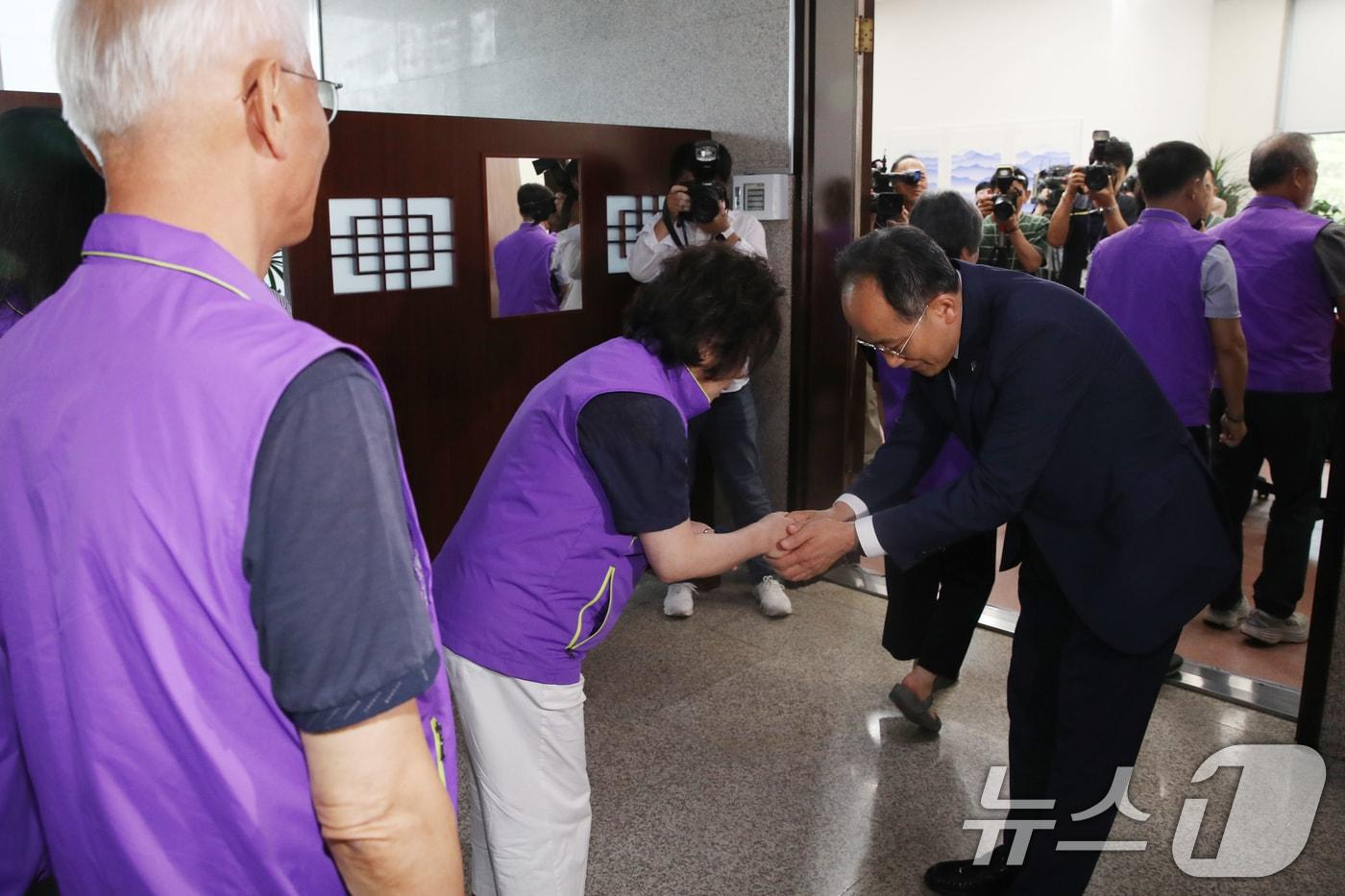 추경호 국민의힘 원내대표가 18일 오후 서울 여의도 국회에서 가진 10.29이태원참사 유가족협의회 면담에서 유가족들과 인사나누고 있다. 2024.6.18/뉴스1 ⓒ News1 이광호 기자