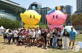 서울시청 앞에 설치된 꿈돌이와 꿈순이 조형물 모습.&#40;대전시 제공&#41;/뉴스1 ⓒ News1 김경훈 기자