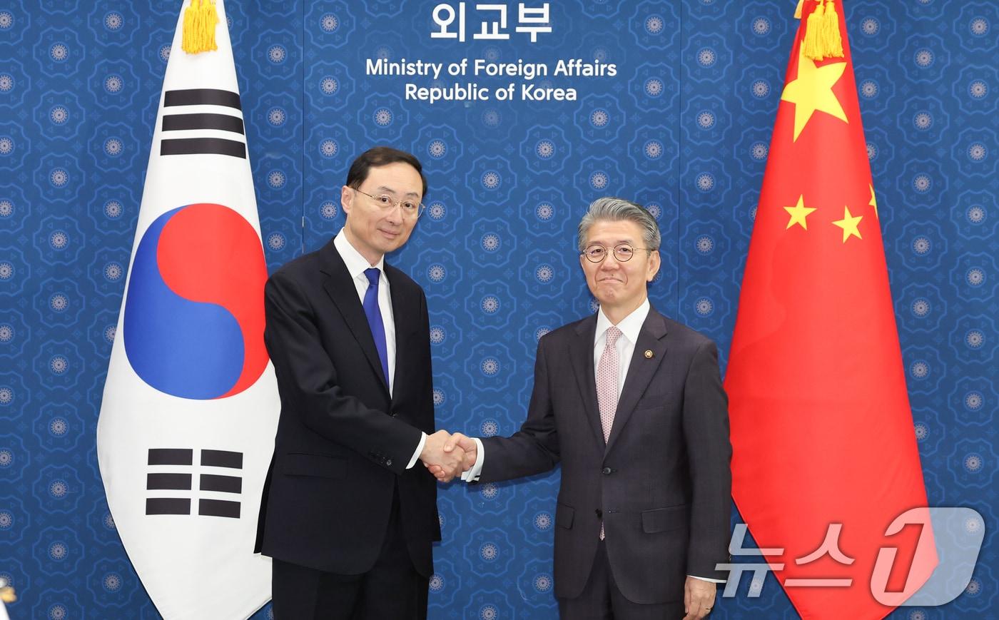 지난달 18일 열린 한중 외교안보전략대화에서 김홍균 외교부 1차관과 쑨웨이둥 중국 외교부 부부장이 기념촬영을 하고 있다./뉴스1 ⓒ News1 허경 기자