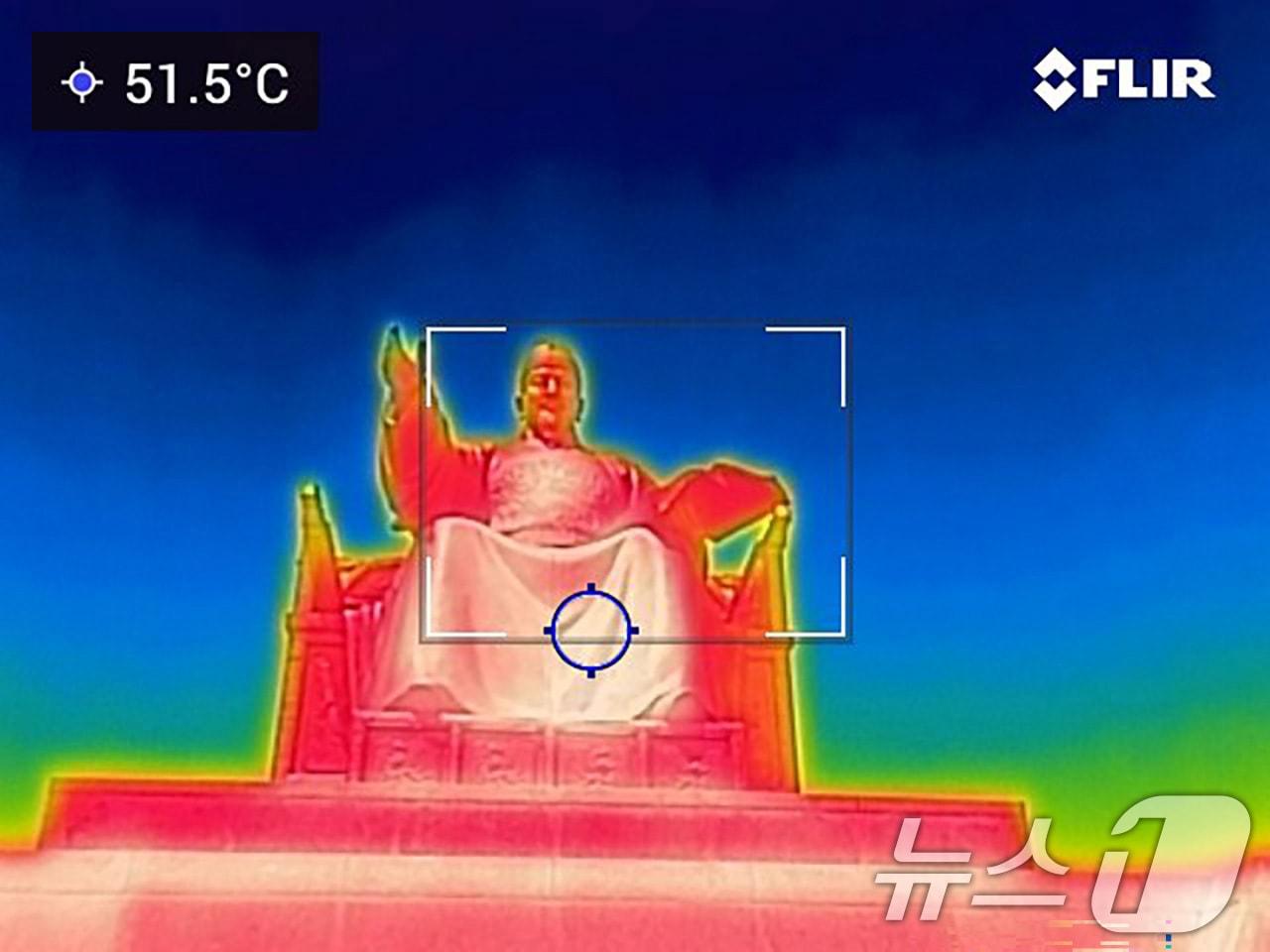 내륙 곳곳에 폭염특보가 확대 발령된 18일 오후 서울 종로구 광화문광장 세종대왕상이 51도를 나타내고 있다. 열화상카메라 화상은 온도가 높을수록 붉은색으로 나타나며 상대적으로 온도가 낮은 곳은 푸른색으로 나타난다. &#40;열화상 카메라 촬영&#41; 2024.6.18/뉴스1 ⓒ News1 신웅수 기자