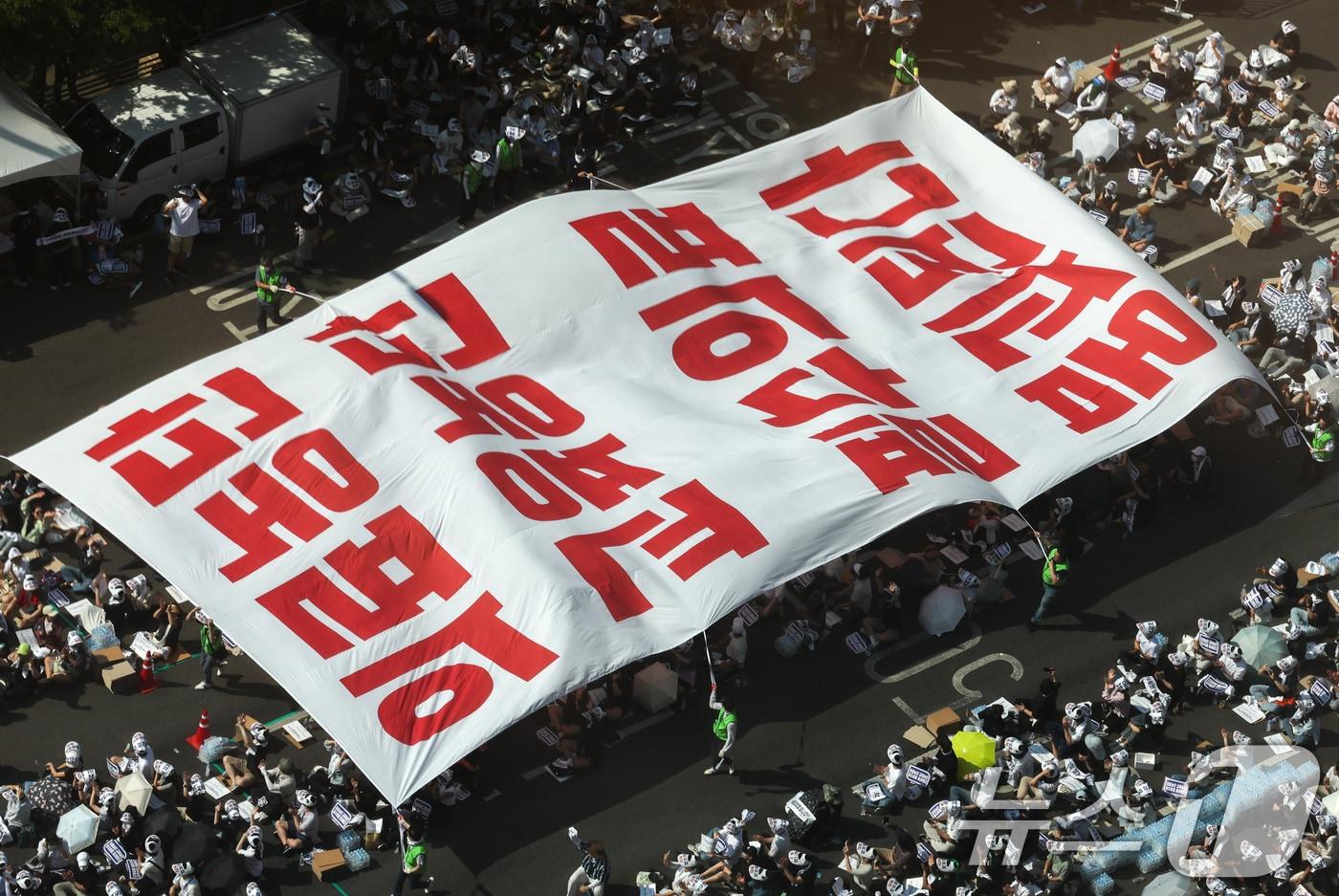 18일 오후 서울 영등포구 여의대로에서 &#39;의료농단 저지 전국 의사 총궐기 대회&#39;가 열리고 있다.  2024.6.18/뉴스1 ⓒ News1 김진환 기자