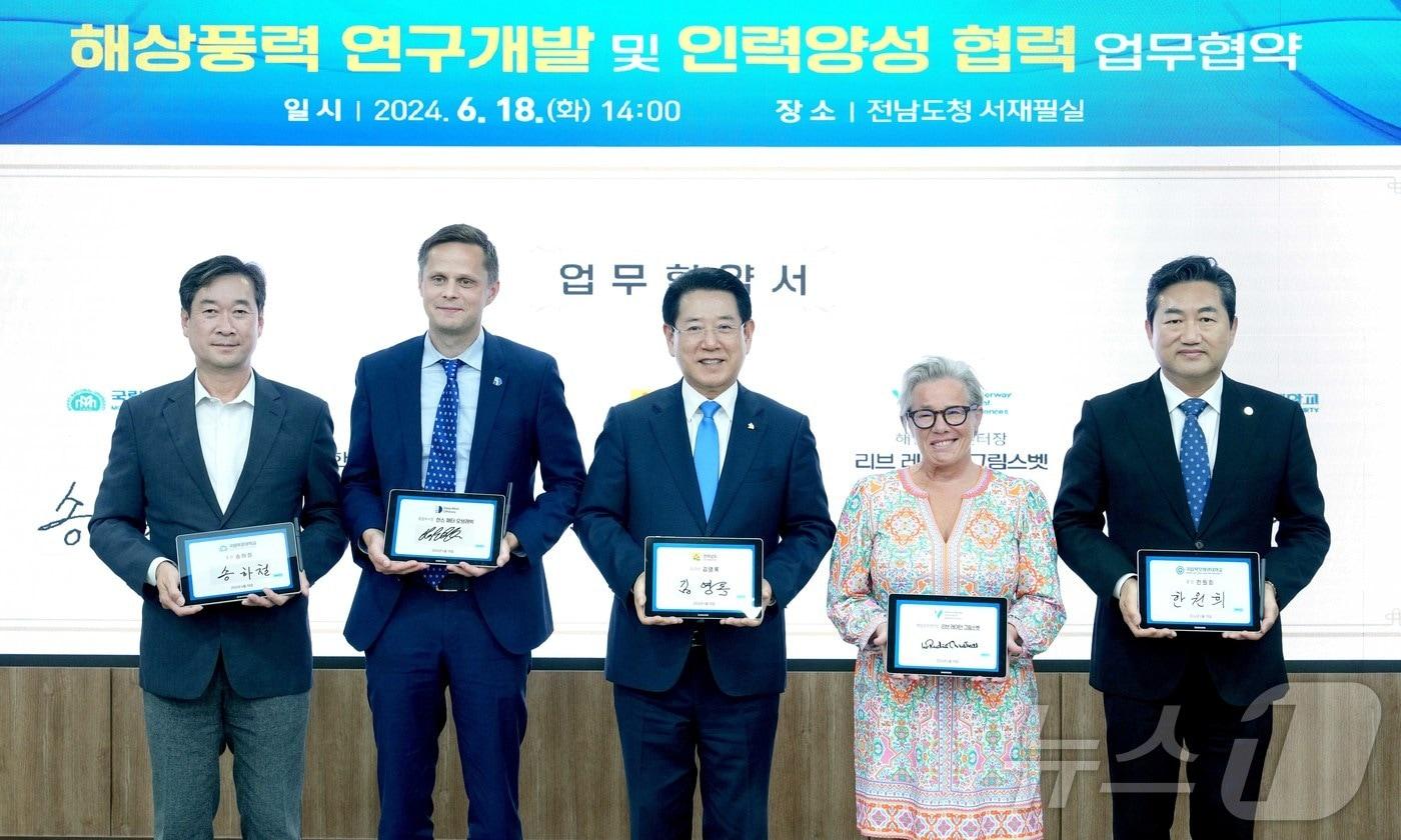 김영록 전라남도지사가 18일 전남도청 서재필실에서 노르웨이 해상풍력 발전사 딥윈드오프쇼어, 서부노르웨이응용과학대학, 목포대학교, 목포해양대학교와 ‘해상풍력 연구개발 및 인력양성 협력’ 업무협약을 체결하고 있다.&#40;전남도 제공&#41; 2024.6.18/뉴스1