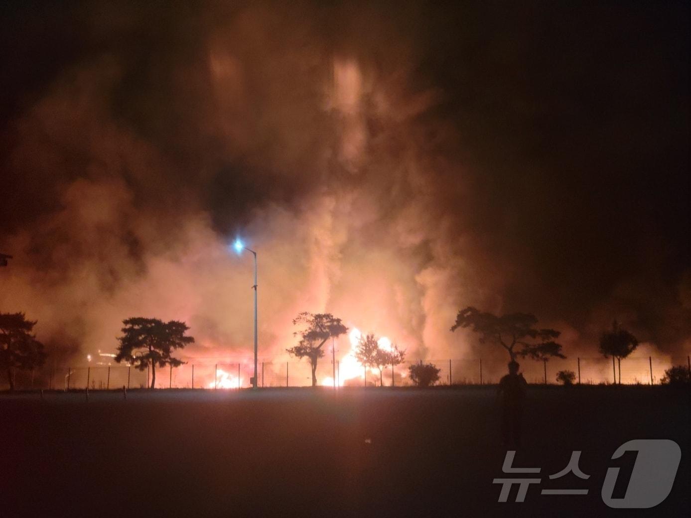 김천 산업단지내 선박도료 방오제 공장서 불이 나 소방당국이 진화작업을 벌이고 있다. &#40;경북소방본부 제공&#41; 2024.6.19/뉴스1