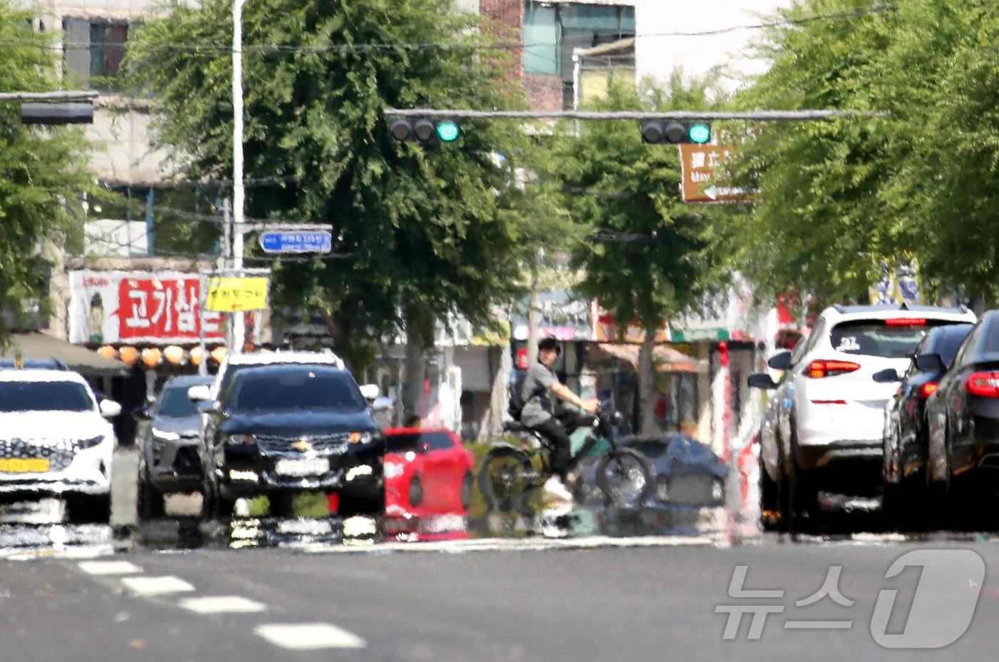 폭염주의보가 이어진 18일 광주 북구 문흥동 일대 도로에 아지랑이가 피어오르고 있다.&#40;광주 북구 제공&#41; 2024.6.19/뉴스1