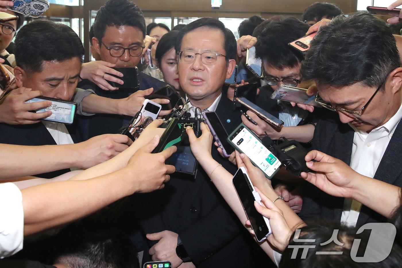 조병규 우리은행장이 19일 오전 서울 중구 은행연합회에서 열리는 이복현 금융감독원장과 국내 은행장 간담회에 참석하기 앞서 취재진의 질문에 답하고 있다. 2024.6.19/뉴스1 ⓒ News1 임세영 기자