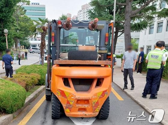 17일 오후 1시 55분쯤 부산 금정구 부산대 교내에서 지게차에 학생이 부딪히는 사고가 발생했다.&#40;부산경찰청 제공&#41;