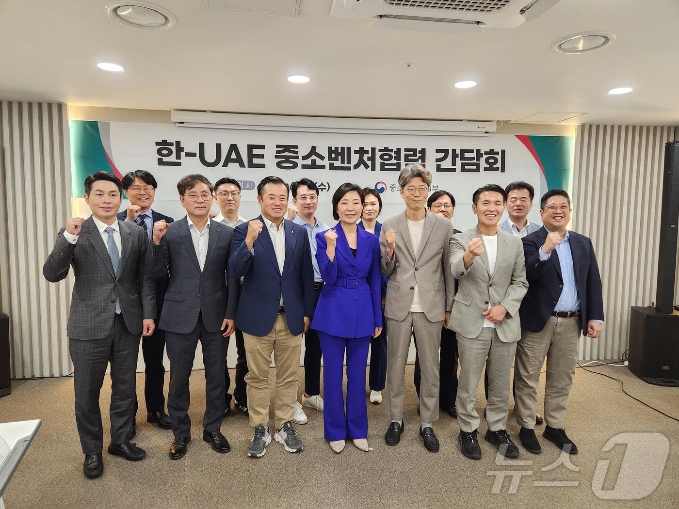 19일 서울 대한상공회의소에서 열린 &#39;한-UAE 중소벤처협력 간담회&#39;에서 참석자들이 간담회 종료 후 단체사진을 촬영하고 있다. 2024.6.19/뉴스1 ⓒ News1 이정후 기자