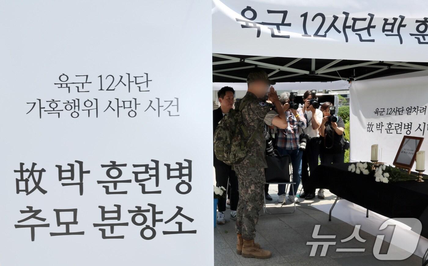 19일 오전 서울 용산역광장에 지난달 육군 신병교육대에서 군기훈련&#40;얼차려&#41;을 받다 숨진 훈련병을 기리기 위해 마련된 12사단 훈련병 시민 추모 분향소에서 휴가 나온 한 군 장병이 헌화 후 경례하고 있다. 2024.6.19/뉴스1 ⓒ News1 이동해 기자