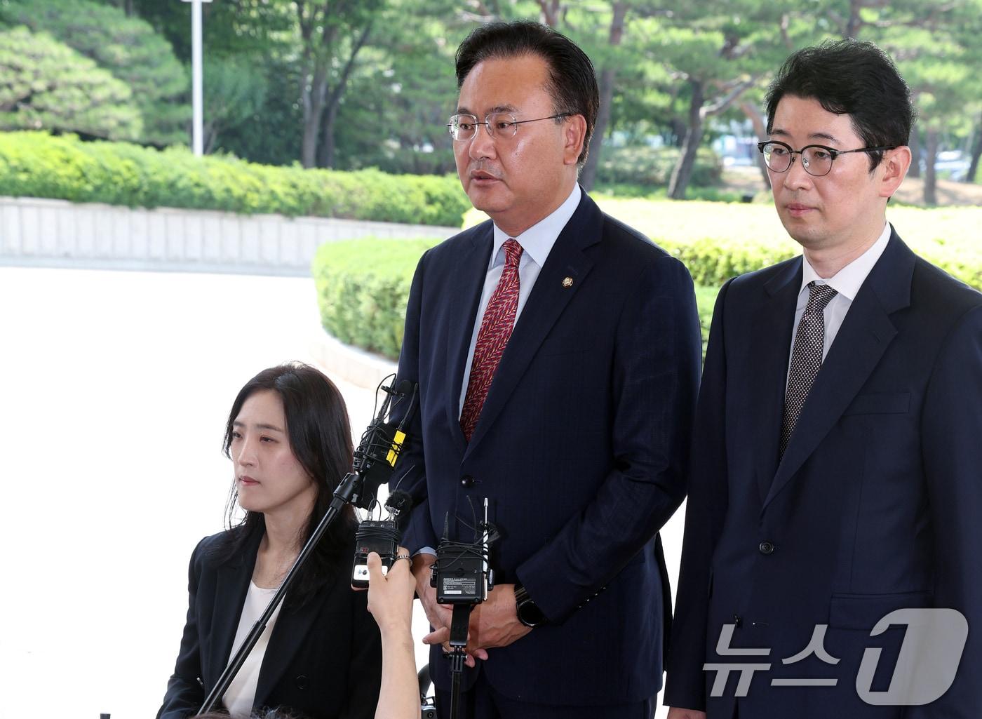 국민의힘 이재명사법파괴저지특위 유상범 위원장과 주진우 간사, 최보윤 위원이 19일 오전 서울 서초구 서초동 대법원에서 &#39;이재명 더불어민주당 대표 사건 재판에 대한 신속한 판결 촉구&#39; 입장 전달에 앞서 발언을 하고 있다. 2024.6.19/뉴스1 ⓒ News1 박정호 기자