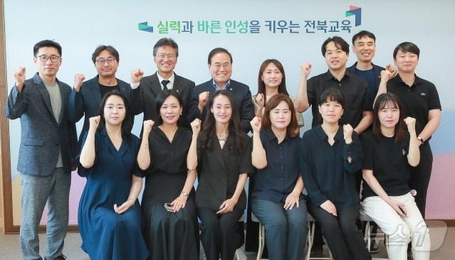 서거석 전북교육감이 19일 도교육청 집무실에서 전국 교사노조 위원장들과 간담회를 갖고, 정서행동 위기학생 지원 등에 대해 논의했다.&#40;전북교육청 제공&#41;/뉴스1