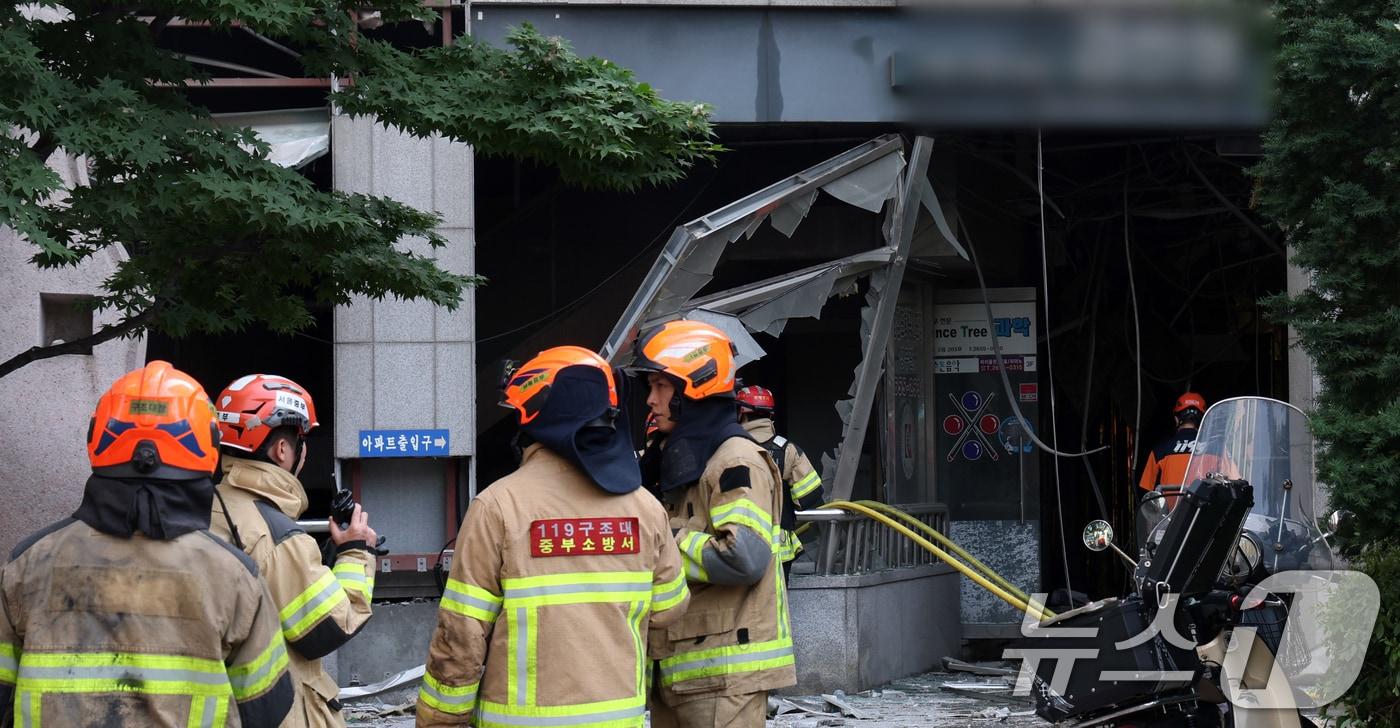 19일 서울 양천구 목동의 23층짜리 아파트 지하주차장에서 화재가 발생해 소방관들이 진화작업을 하고 있다. 2024.6.19/뉴스1 ⓒ News1 김명섭 기자