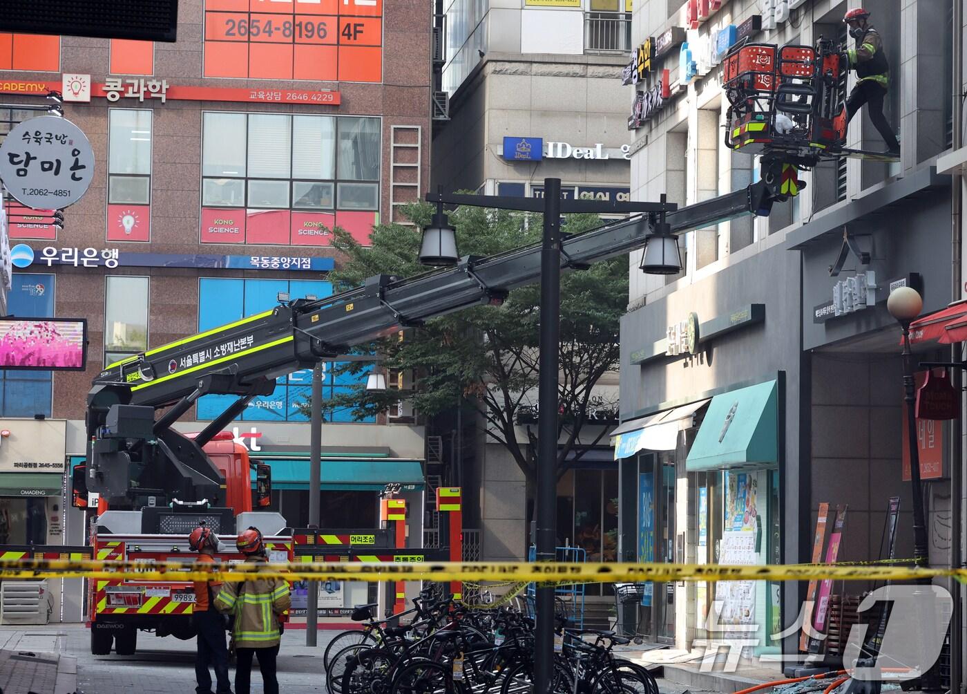 19일 서울 양천구 목동의 23층짜리 아파트 지하주차장에서 화재가 발생해 소방관들이 진화작업을 하고 있다. 불은 지하주차장 2층 재활용품 수거함에서 발생했으며 주민 24명이 연기를 흡입하는 등 피해를 입었다. 2024.6.19/뉴스1 ⓒ News1 김명섭 기자