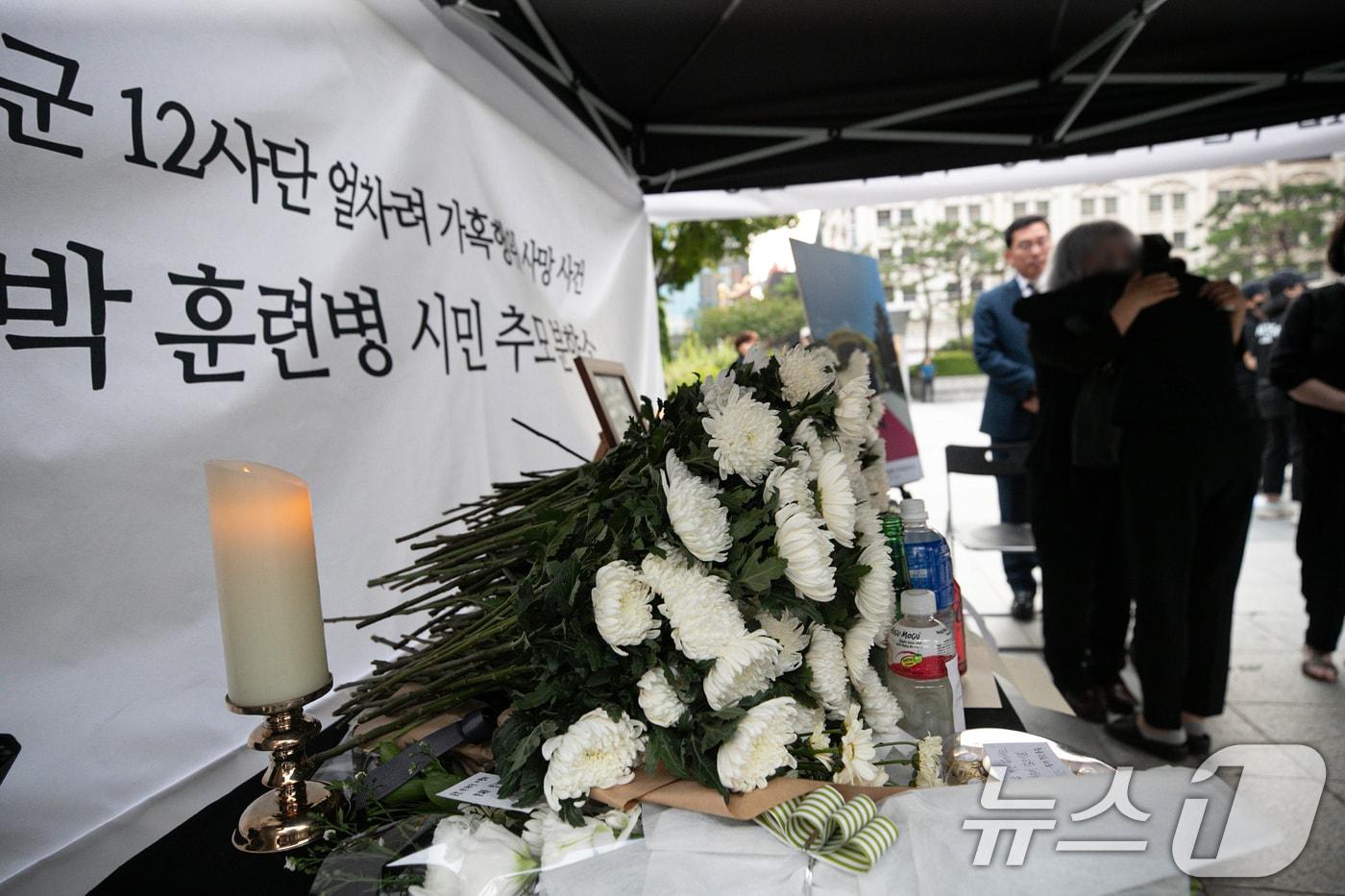 지난 19일 오후 서울 용산구 용산역광장에 마련된 지난달 육군 신병교육대에서 군기훈련&#40;얼차려&#41;을 받다 숨진 훈련병의 시민 추모 분향소에서 고인의 부모가 추모를 마친 시민을 안아주고 있다. 2024.6.19/뉴스1 ⓒ News1 이승배 기자