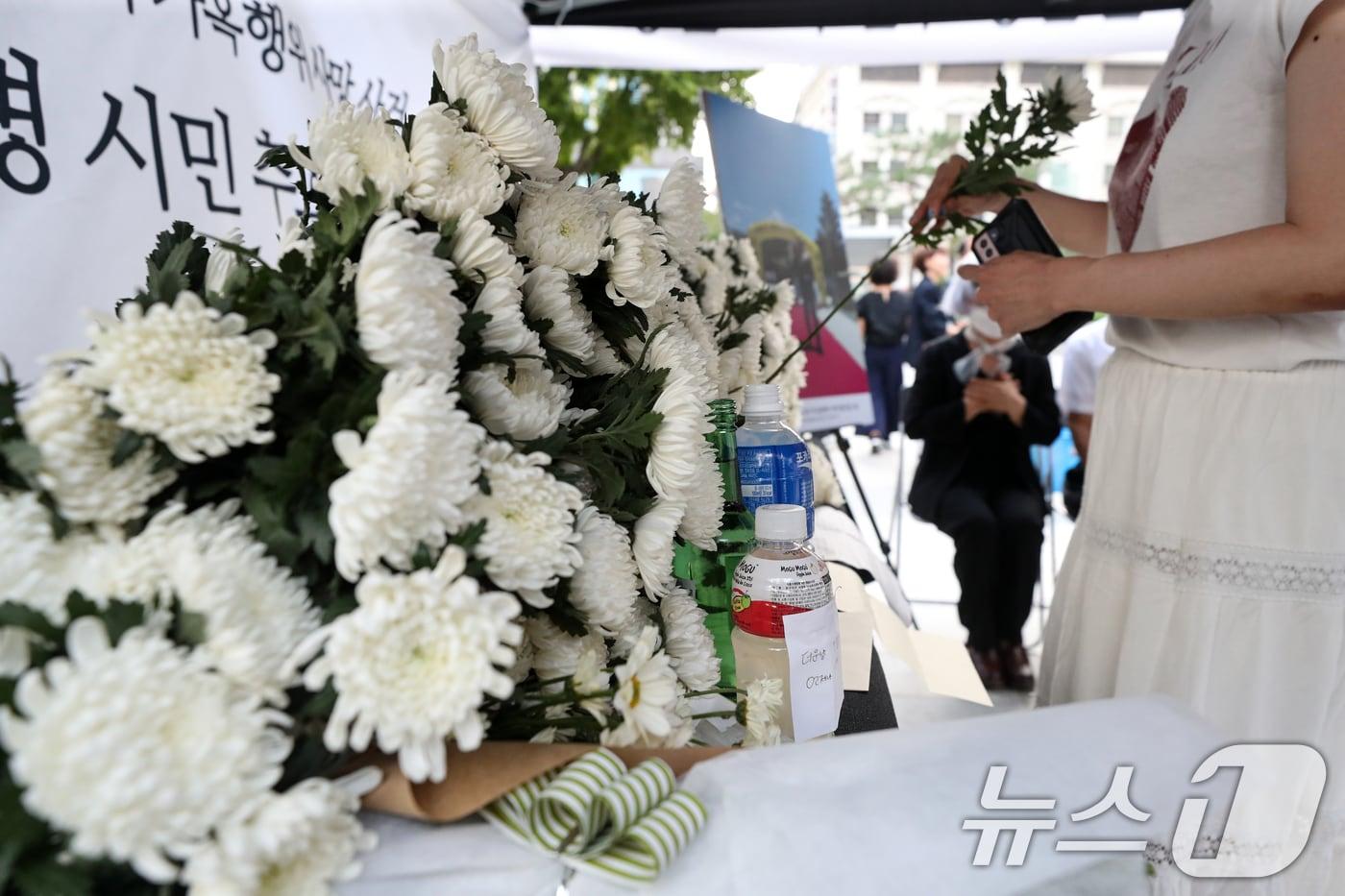 19일 오후 서울 용산구 용산역광장에 마련된 지난달 육군 신병교육대에서 군기훈련&#40;얼차려&#41;을 받다 숨진 훈련병의 시민 추모 분향소에서 시민들이 헌화하고 있다. 2024.6.19/뉴스1 ⓒ News1 이승배 기자