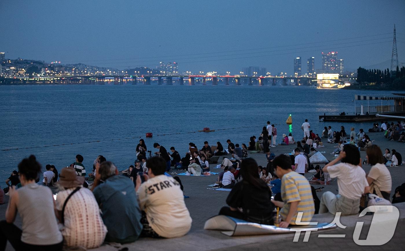 서울 전역에 첫 폭염주의보가 발령된 19일 오후 서울 서초구 반포한강공원을 찾은 시민들이 더위를 식히고 있다. 2024.6.19/뉴스1 ⓒ News1 이승배 기자