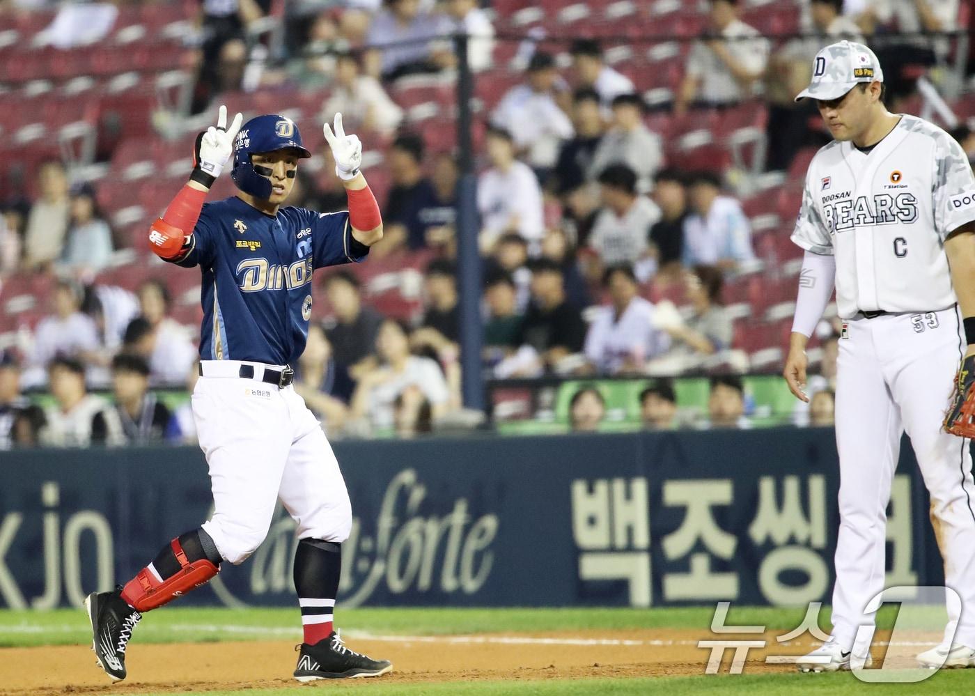 &#39;타격 기계&#39; 손아섭&#40;36·NC&#41;이 19일 오후 서울 송파구 잠실야구장에서 열린 프로야구 &#39;2024 신한 SOL 뱅크 KBO리그&#39; NC 다이노스와 두산 베어스의 경기 9회초 1사 상황에서 안타를 때린 후 세리머니를 하고 있다. 손아섭은 2504안타를 기록, 박용택의 KBO리그 최다안타 신기록&#40;2504개&#41;과 동률을 이루며 대기록까지 안타 1개만을 남겨두게 됐다. 2024.6.19/뉴스1 ⓒ News1 오대일 기자