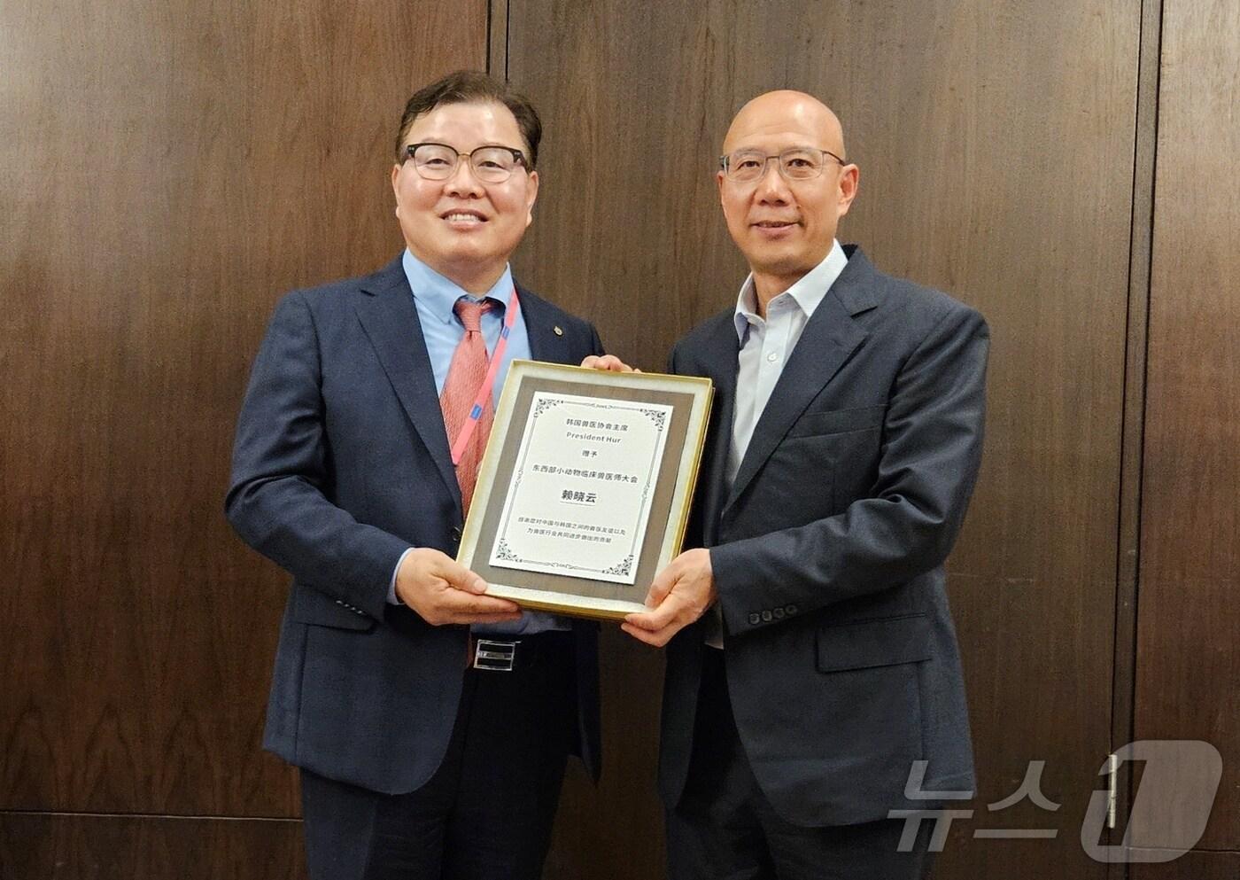 라이 샤오윈 동서부소동물임상수의학회 사무총장은 5월 30일 허주형 대한수의사회장&#40;왼쪽&#41;에게 감사패를 전달했다. ⓒ 뉴스1 최서윤 기자