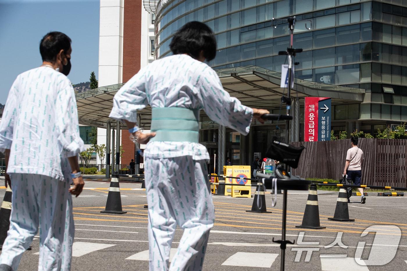 2일 서울 시내 한 대학병원에서 환자들이 발걸음을 옮기고 있다. 2024.6.2/뉴스1 ⓒ News1 유승관 기자