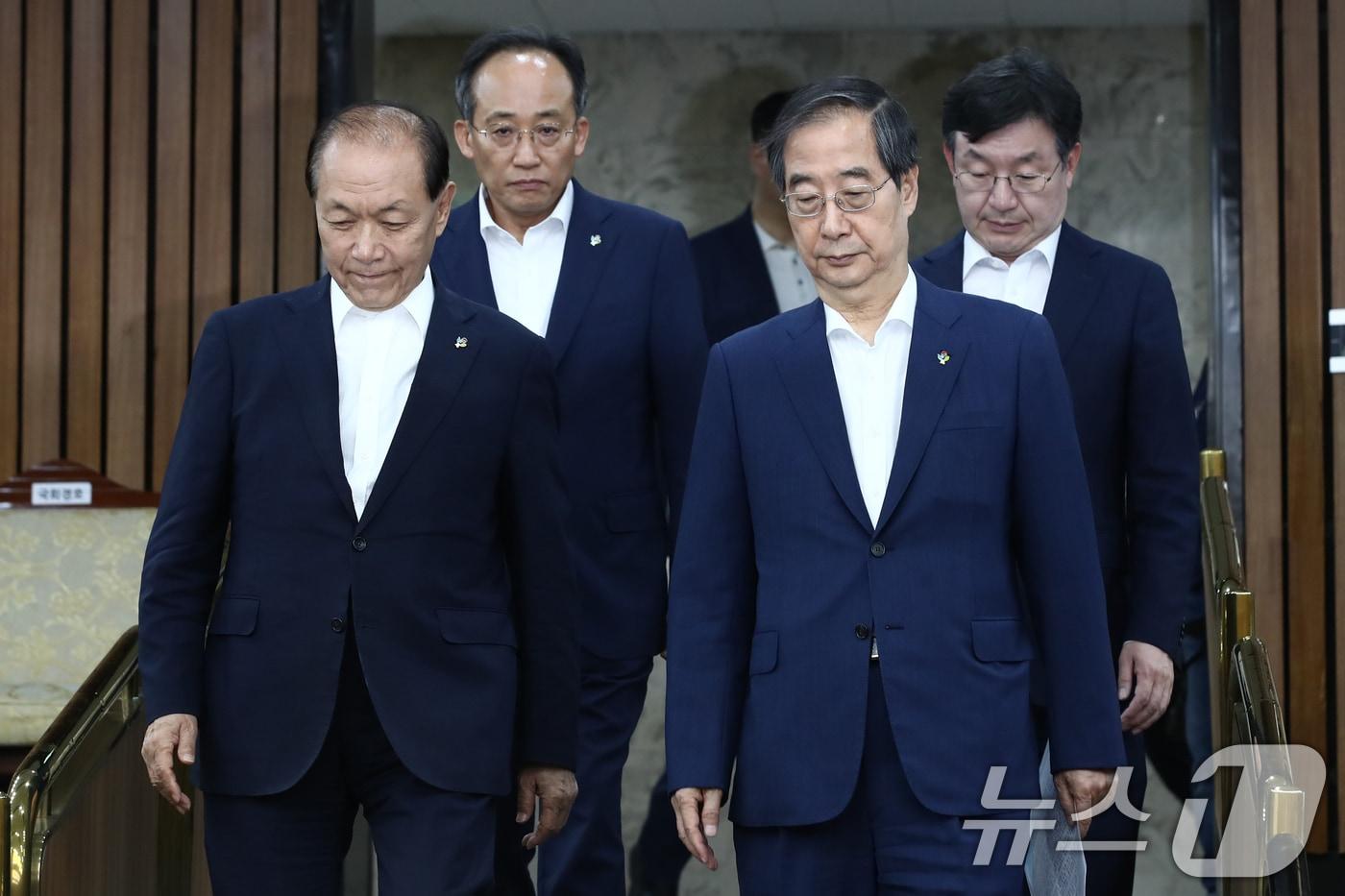 한덕수 국무총리와 황우여 국민의힘 비상대책위원장, 추경호 원내대표, 성태윤 대통령비서실 정책실장이 2일 오후 서울 여의도 국회에서 열린 제17차 고위당정협의회에 참석하고 있다. 이날 고위당정협의회에선 물가동향 및 대응방향, 군 안전사고 재발 방지 대책, 의료개혁 추진계획, 전세사기 피해자 지원 대책 등을 논의한다.2024.6.2/뉴스1 ⓒ News1 이광호 기자