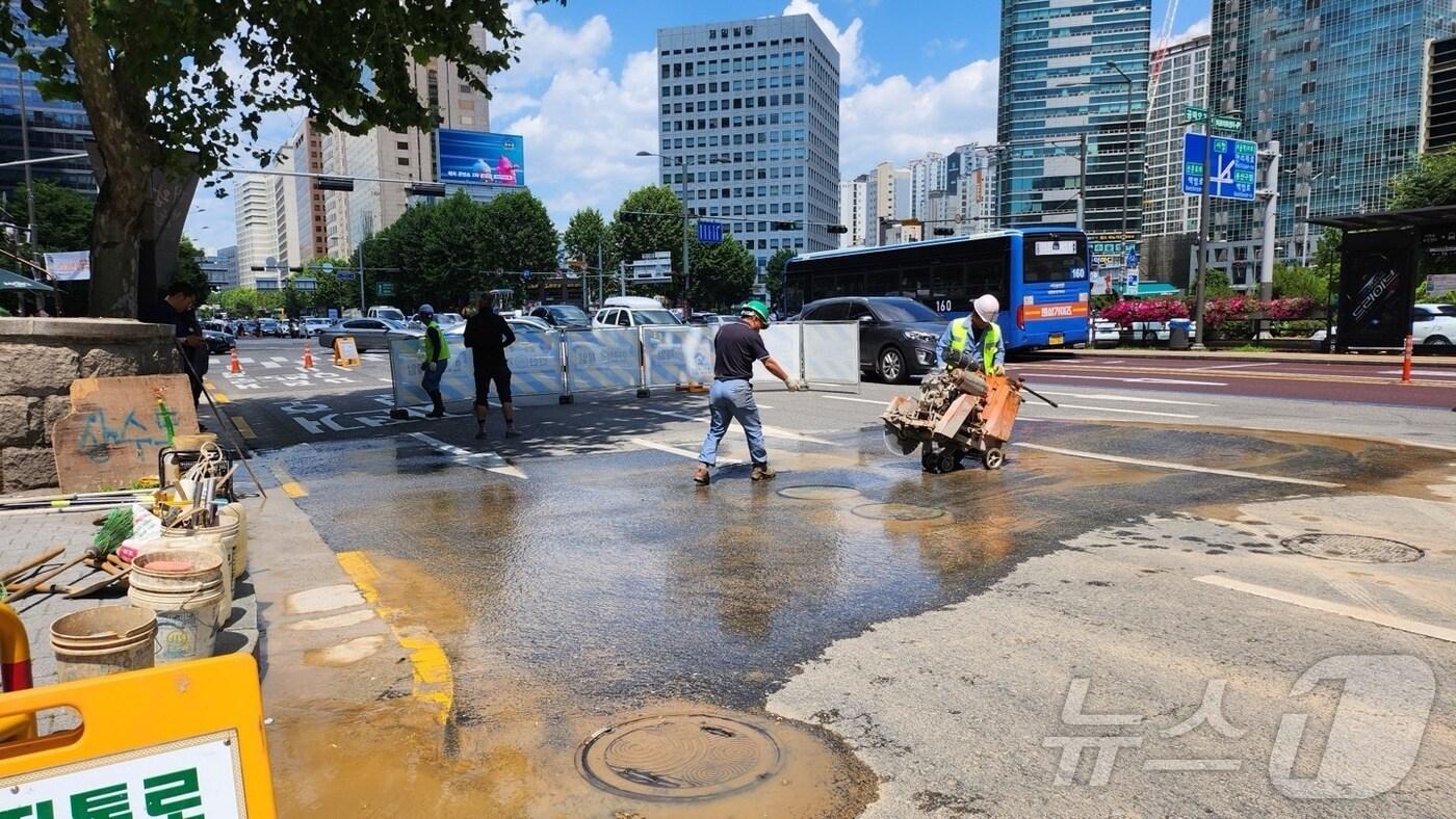 2일 오후 서울 마포구 공덕오거리 인근에서 긴급 도로 공사로 인해 교통이 통제되고 있다. &#40;서울 마포구청 제공&#41;