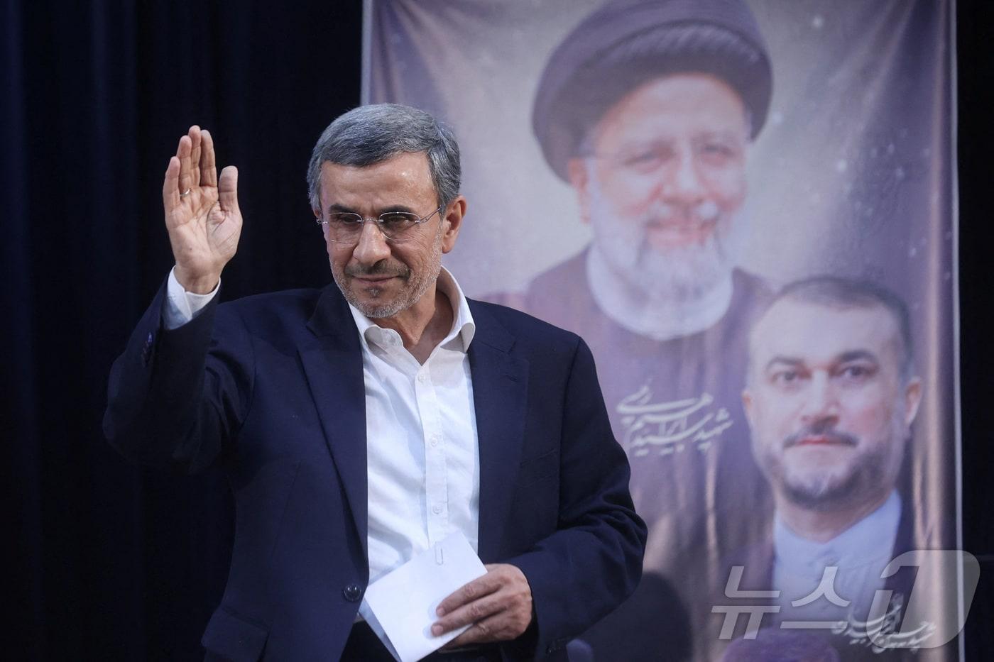 2일&#40;현지시간&#41; 마무드 아마디네자드 전 이란 대통령이 오는 28일 치러지는 보궐 대통령 선거 후보 등록을 마치며 인사하고 있다. 2024.06.02/ ⓒ 로이터=뉴스1 ⓒ News1 박재하 기자
